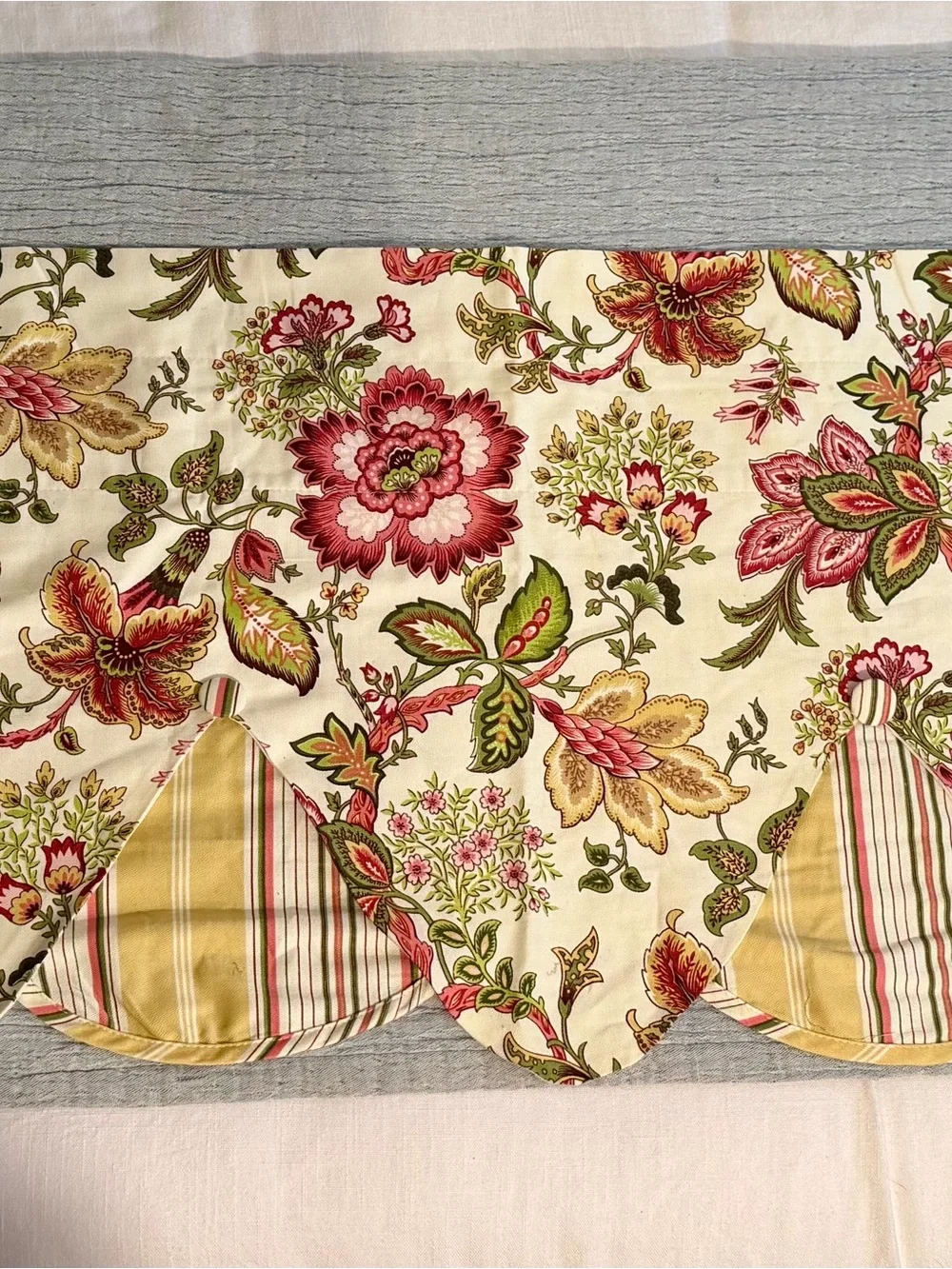 Vintage Waverly Navarra Floral & Stripe Scalloped Peek-A-Boo Valance